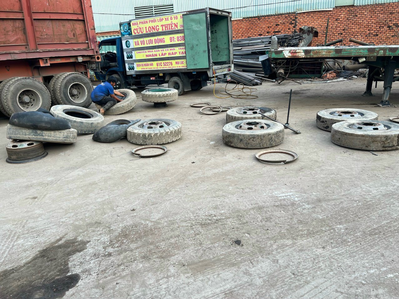 Dịch Vụ vá vỏ ,thay vỏ  Xe tại công ty khách hàng tại các khu công nghiệp Bình Dương.